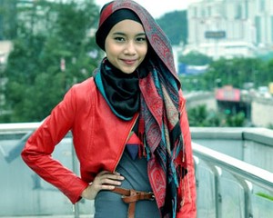 Hijab Style: Busana Serba Tumpuk Ala Penyanyi Malaysia Yuna Zarai