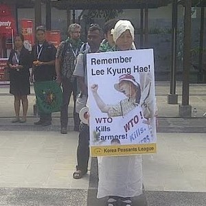 Konferensi WTO di Bali Diwarnai Aksi Demo Tutup Mulut