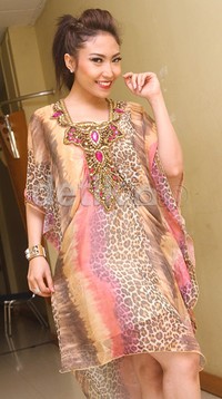 Gaya Ayu Dewi dibalut kaftan bermotif leopard. Gus Mun/detikHOT.