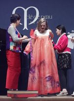 Kunjungi Seoul, Amanda Seyfried Pakai Hanbok