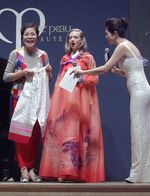 Kunjungi Seoul, Amanda Seyfried Pakai Hanbok