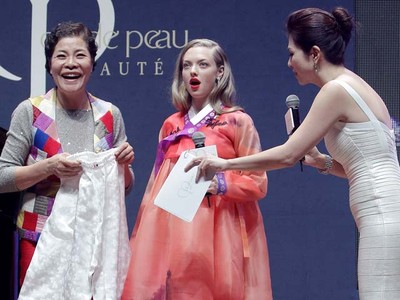 Kunjungi Seoul, Amanda Seyfried Pakai Hanbok