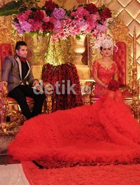 Gaston juga terlihat tampan dan gagah mengenakan jas motif kulit ular berwarna abu-abu. Noel/detikHOT.