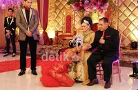 Juli minta maaf seikhlasnya mengizinkan kami berdua, ujar Jupe saat meminta restu kepada sang ibunda, Sri Wulansih. Noel/detikHOT.