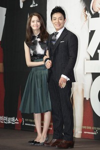 Yoona menggandeng Lee Bum Soo. TenAsia/ Paeng Hyun-joon.