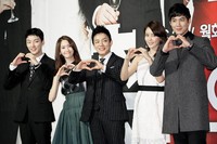 Yoona berpose bersama Lee Bum Soo, Yoon Si Yoon, dan Chae Jung Ahn. TenAsia/ Paeng Hyun-joon.