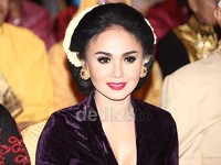 Lipstik merah mewarnai bibirnya. Akew/detikHOT.