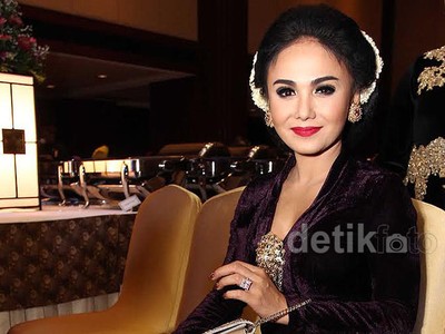 Yuni Shara Anggun Bersanggul