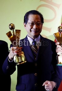 Jahja meraih penghargaan setelah dinobatkan sebagai Tokoh Finansial Indonesia 2013.