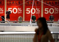 Beberapa tenant ternama yang mengisi disebuah pusat perbelanjaan ternama ibukota kembali menggelar diskon besar-besaran hingga 50% menjelang Natal dan tahun baru.