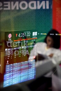 Pada penutupan perdagangan sesi I, IHSG jatuh 41,429 poin (0,98%) ke level 4.199,873 terkena tekanan jual yang intens sejak pembukaan perdagangan pagi tadi. Indeks terpaksa lengser dari level 4.200.