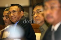 Jero Wacik mendengarkan penjelasan dari Komisi VII DPR.