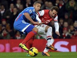 Jake Livermore berebut bola dengan Santi Cazorla. Reuters/Toby Melville.