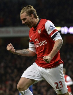 Nicklas Bendtner merayakan gol yang dibuatnya di menit ke-2. Reuters/Toby Melville.