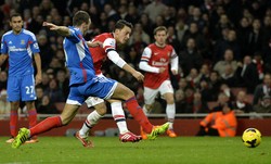 Mesut Oezil menambah keunggulan untuk Arsenal lewat kaki kirinya. Gol itu tercipta di menit ke-47. Reuters/Toby Melville.