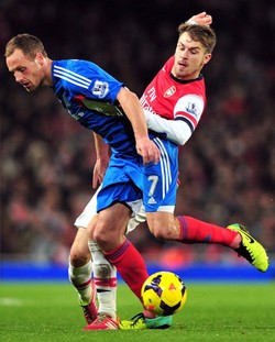 Aaron Ramsey mendapat penjagaan ketat dari David Meyler. AFP/Glyn Kirk.