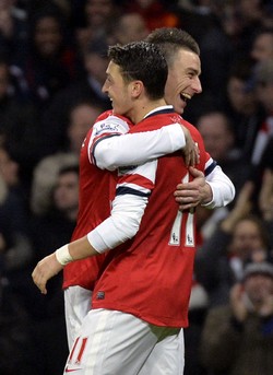 Mesut Ozil merayakan gol yang dibuatnya. Reuters/Toby Melville.