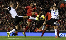 Raheem Sterling mendapat pengawalan ketat dari Ryan Bennett dan Wesley Hoolahan. Reuters/Phil Noble.