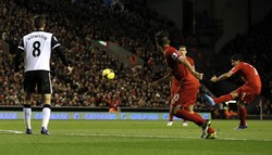 Luis Suarez melepaskan tendangan yang berbuah gol ke gawang Norwich City. Reuters/Phil Noble.