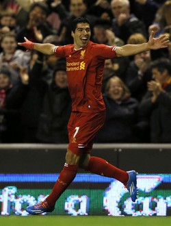 Luis Suarez merayakan gol yang dibuatnya. Dalam pertandingan ini, striker asal Uruguay itu empat kali membobol gawang Norwich City. Gol-gol itu dibuatnya di menit ke-15, 29, 35, dan 74. Reuters/Phil Noble.