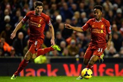 Steven Gerrard dan Raheem Sterling melancarkan serangan ke pertahanan Norwich City. AFP/Paul Ellis.