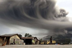 Gunung Sinabung Berstatus Awas, PB IDI Siap Terjunkan Dokter Relawan