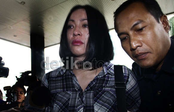 Petugas Medis KPK Rawat Angie yang Pingsan
