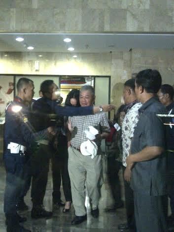 Dibantu Sang Ayah, Angie Berjalan Keluar dari Kantor KPK
