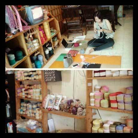 Ngerinya Mengajari Crochet Nenek 78 Tahun Sembari Dikelilingi Anjing