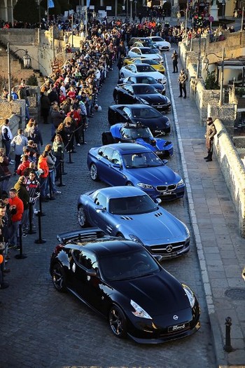 Berbagai mobil sport dari berbagai merk yang bakal gamer temukan pada game balap Gran Turismo 6 turut meramaikan acara peluncurannya. (kredit foto: kotaku)