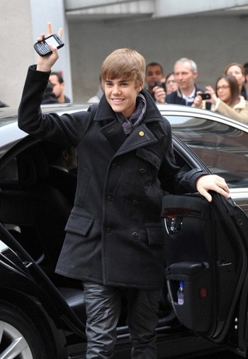     Padahal kalau BlackBerry jeli, momentum itu seharusnya bisa dimanfaatkan untuk gimmick marketing. Apalagi Beiber merupakan putra asli Kanada, dibesarkan di Kanada,dan merupakan penyanyi potensial yang tengah menanjak popularitasnya kala itu. (kredit foto: istimewa)