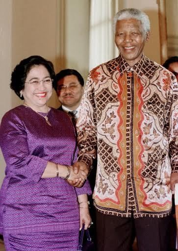 Kenangan Mandela Berkemeja Batik dengan Tokoh Dunia