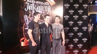 Ini dia penampilan dari Boyce Avenue, dengan para personelnya seperti, Fabian (gitar), Alejandro (vokal), dan Daniel (bass, perkusi).