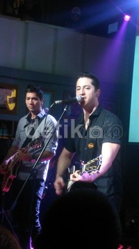 Grup band asal Florida, Amerika Serikat ini membuka set-nya dengan hit single 'Hear Me Now'.