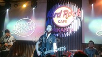 Para penonton ikut bernyanyi bersama lewat single 'Mirror' dari Justin Timberlake yang diaransemen dengan alunan akustik yang khas ala Boyce Avenue.