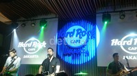 Beberapa lagu miliknya sendiri seperti 'Change Your Mind', 'Find Me', 'Broken Angel' dan 'On My Way', juga di perkenalkan di acara tersebut.