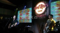 Single 'Every Breath' dan 'We Found Love' dari Rihanna yang di-medley dengan 'Dynamite' milik Taio Cruz, menjadi lagu penutup untuk penampilannya di Hard Rock Cafe Jakarta.