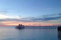 Perairan bening yang mengepung Pulau Maratua sungguh menggoda para diver untuk menyelami kehidupan di bawah lautnya. Jembatan-jembatan yang menghubungkan pengunjung dari induk resor tampak indah saat sunset (Atrid/detikTravel)
