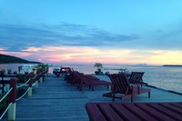 Duduk leyeh-leyeh sambil menikmati sunset pasti rasanya damai. Dari cottage tempat kita menginap, banyak ikan-ikan laut yang sudah tampak jelas dari atas permukaan air (Astrid/detikTravel)