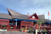 Di bibir Pulau Maratua, terdapat sebuah penginapan besar bernama Paradis Resort. Cottage-nya sendiri berkapasitas 2-3 orang pengunjung, biayanya Rp 600 ribu/orang/malam (Astrid/detikTravel)