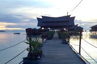 Kepulauan Derawan menawarkan Pulau Maratua yang sangat indah. Tidak cuma bentang alam yang menawan, di sini juga tersedia tempat menginap yang nyaman untuk wisatawan (Astrid/detikTravel)