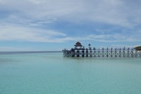 Anjungan di atas air yang biru. Pulau Maratua menawarkan banyak pesona, yaitu wisata bahari, gua dan danau yang pantas dikunjungi (Astrid/detikTravel)