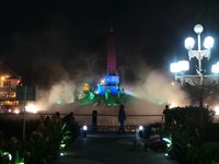 Di malam hari, Tugu Malang akan bersinar dengan beraneka cahaya. Mulai merah, hijau, ungu, putih, biru, bahkan kuning menyinari tugu (Putri/detikTravel)