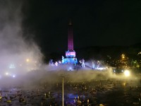 Sebuah danau berisi bunga teratai kecil mengelilingi tugu. Sayangnya, pada malam hari teratai ini tak terlalu terlihat (Putri/detikTravel)