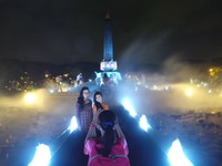 Tugu Malang dikunjungi banyak anak muda. Tak sedikit pula yang menghabiskan waktu dengan berfoto (Putri/detikTravel)