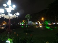Selain danau, tugu ini juga dikelilingi taman. Rumput hijau dan pohon rindang mengisi taman (Putri/detikTravel)