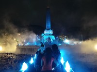 Tak hanya turis domestik, turis mancanegara juga ikut berkunjung ke tugu ini (Putri/detikTravel)