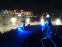 Jika ingin menikmati malam, tak ada salahnya duduk sejenak di atas tugu. Pandangi kemilau jalanan Malang dari atas tugu (Putri/detikTravel)