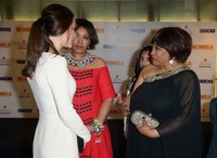 Kate Middleton juga sempat bertemu dengan Zindzi Mandela putri dari Nelson Mandela. Chris Jackson/Getty Images.