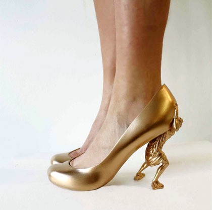 Seperti yang dilansir dari Gizmodiva, rangkaian sepatu Sebastian dinamakan 12 Shoes for 12 Lovers. Ia terinspirasi dari setiap mantan kekasih yang pergi meninggalkannya. Sepatu berwarna emas ini terinspirasi dari mantan kekasihnya yang bernama Alison. Alison merupakan wanita yang meninggalkannya karena tertarik dengan pria kaya.